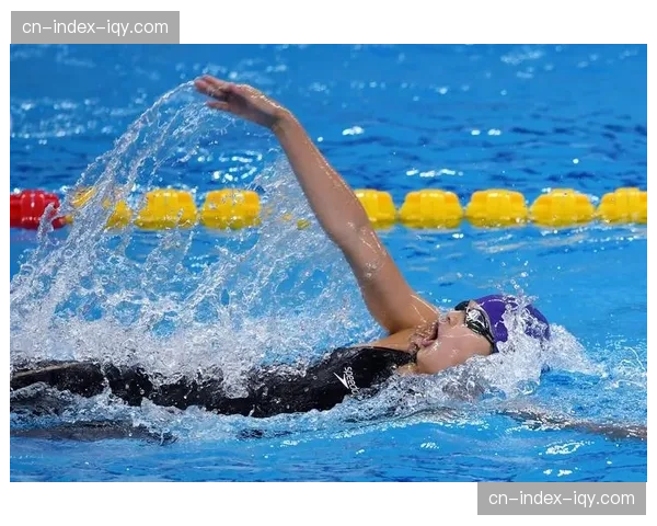 女子200米仰泳决赛后，季军得主、荷兰选手图森特与教练激动相拥